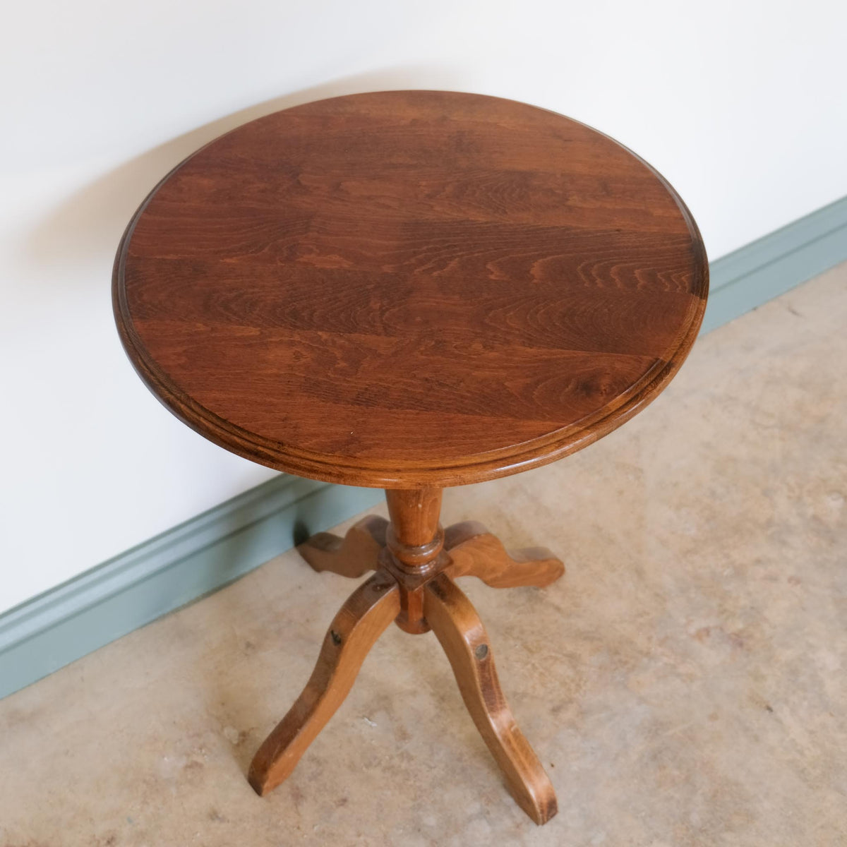 MID 20TH CENTURY CIRCULAR OAK SIDE TABLE